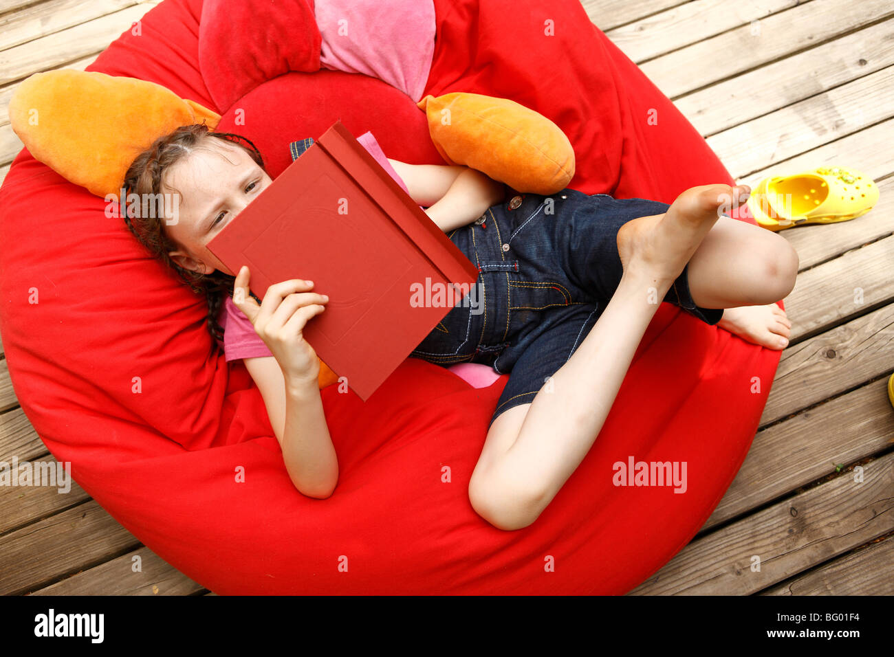 Smart girl da soli a casa Foto Stock