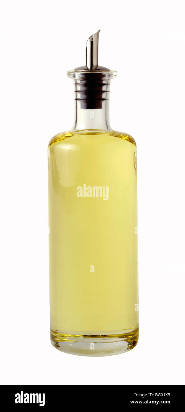 Profilo di una bottiglia di olio di canola con tappo versatore Foto Stock Profilo di una bottiglia di olio di canola con tappo versatore Foto Stock