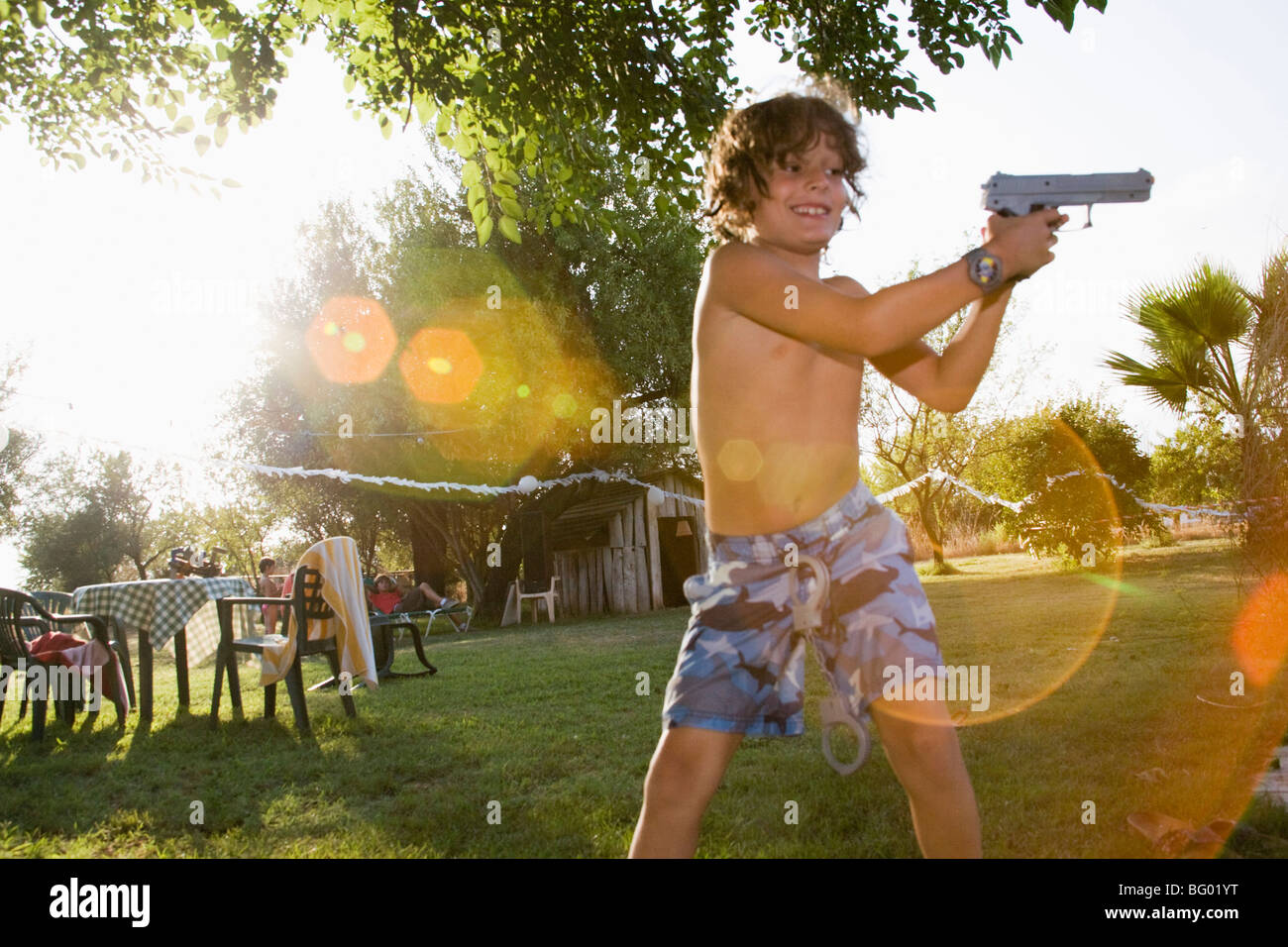 Ragazzo giocando con pistola giocattolo Foto Stock