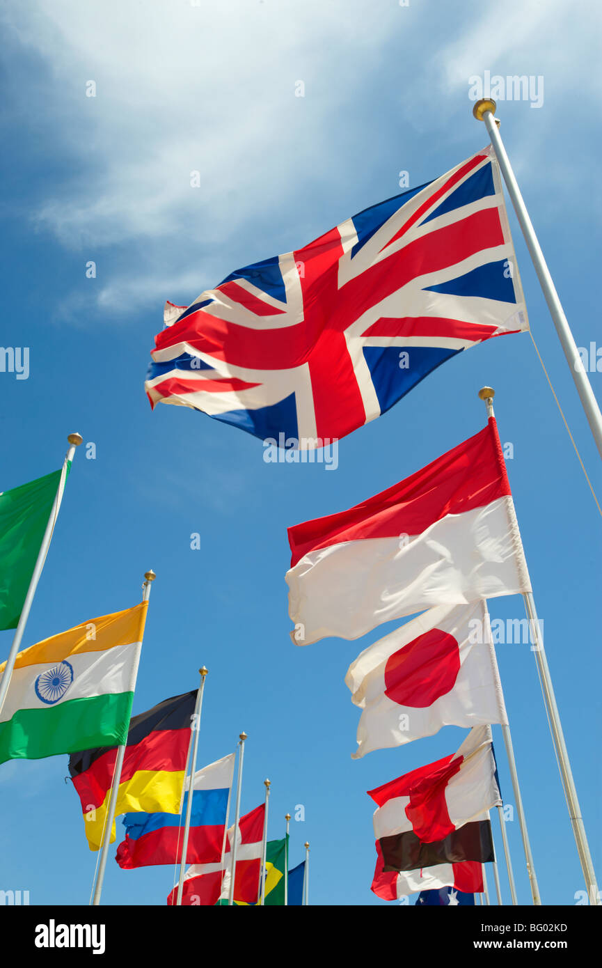 Union Jack e gli altri paesi del mondo bandiere internazionali battenti Foto Stock