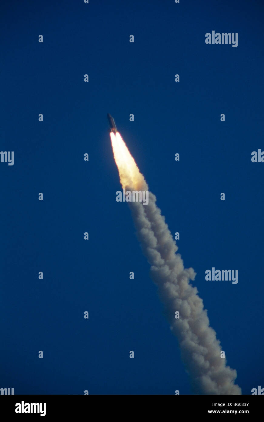 Space Shuttle pennacchio di fumo, trail Cape Canaveral, in Florida, Stati Uniti d'America Foto Stock