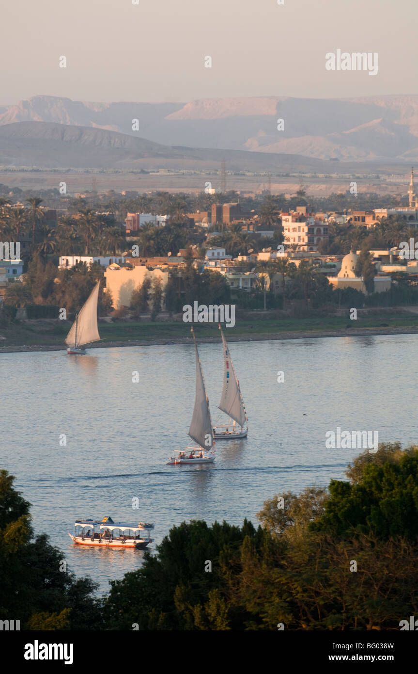 Feluche sul fiume Nilo all'alba nei pressi di Luxor Foto Stock