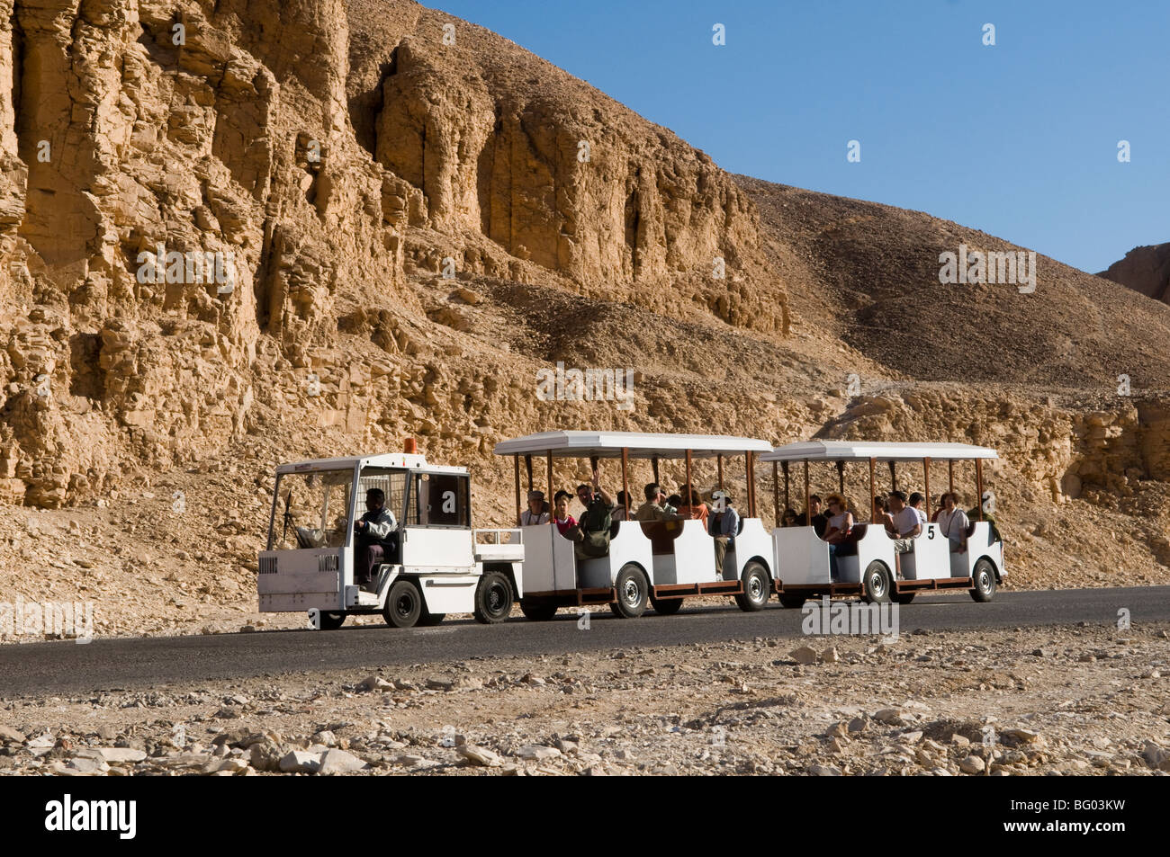 Treno turistico a Valle dei Re nei pressi di Luxor in Egitto Foto Stock