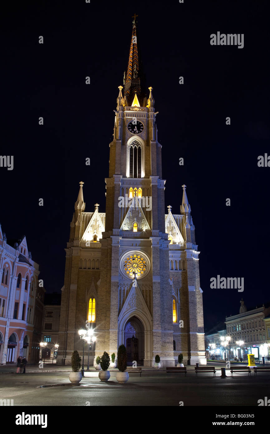 Novi Sad, la cattedrale e la piazza della città di notte. Foto Stock
