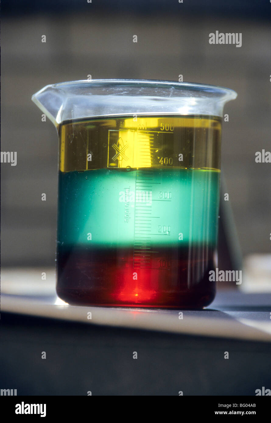 Densità becher di colore dimostrazione scientifica visualizza esempio della trasmissione del motore insalata di cottura Foto Stock