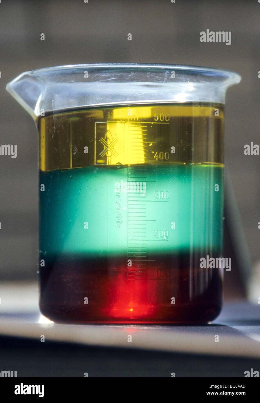 Densità becher di colore dimostrazione scientifica visualizza esempio della trasmissione del motore insalata di cottura Foto Stock