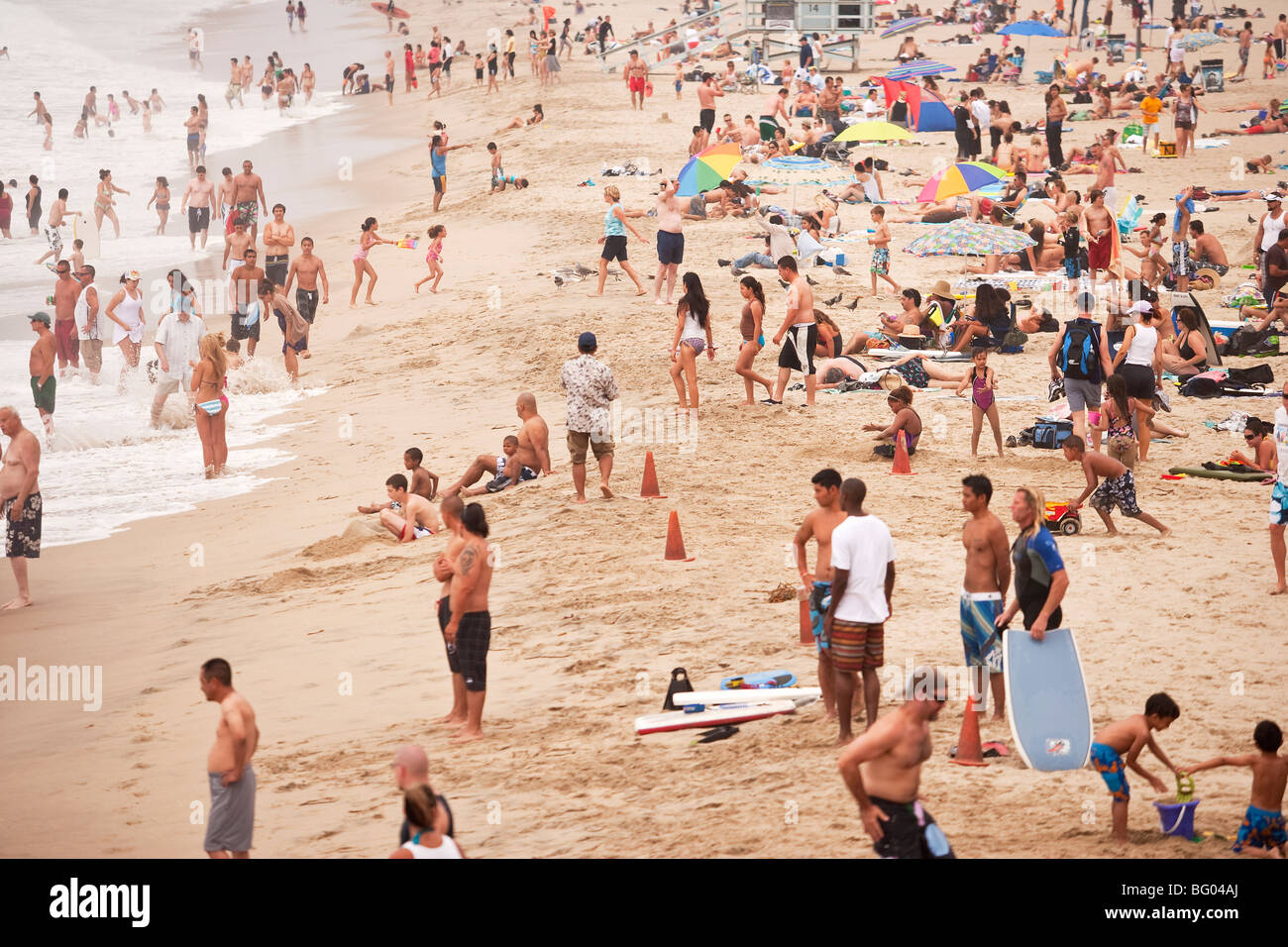 La folla di persone a Manhattan Beach, California, Stati Uniti d'America Foto Stock