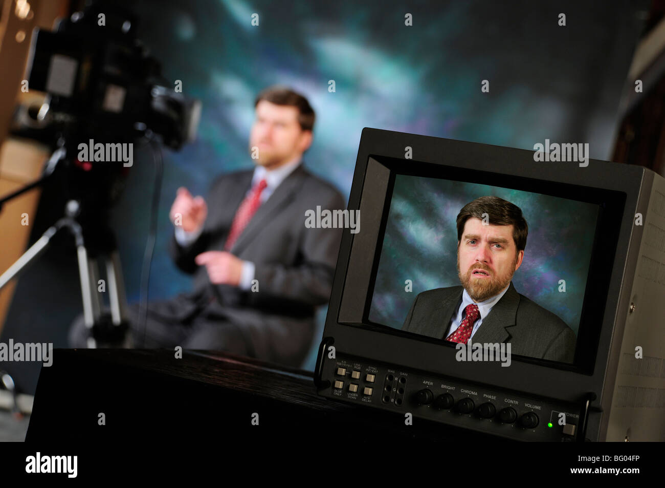 Monitor in studio di produzione mostra newsman o pundit parlando alla televisione o videocamera Foto Stock