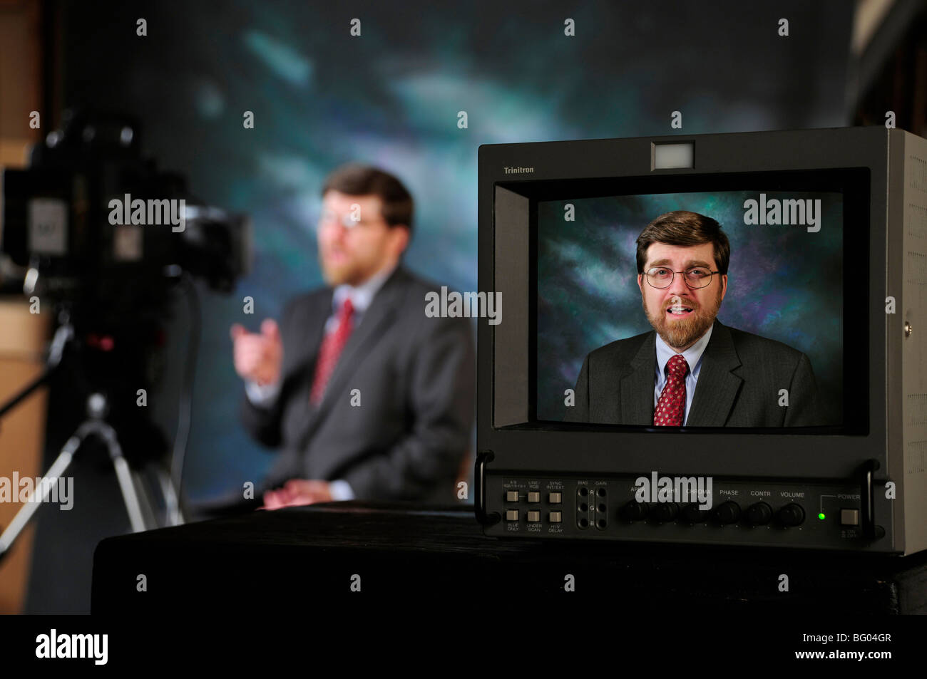 Monitor in studio di produzione mostra newsman o pundit parlando alla televisione o video orizzontale della fotocamera Foto Stock