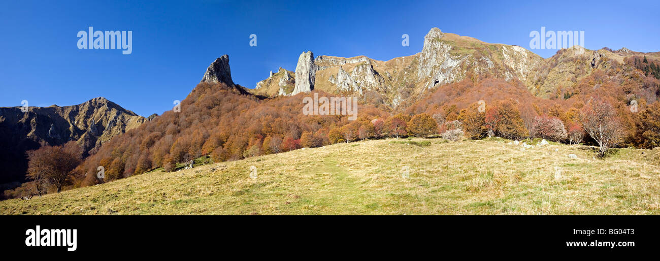 Una vista panoramica della valle di Chaudefour in autunno. Vue panoramique de la Vallée de Chaudefour en automne. Foto Stock