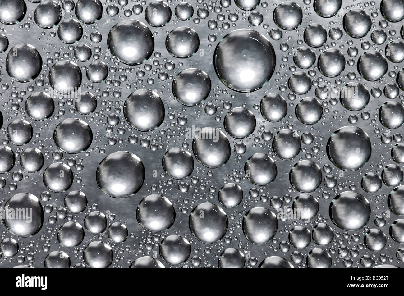 Gocce d'acqua sulla superficie di acciaio inossidabile Foto Stock