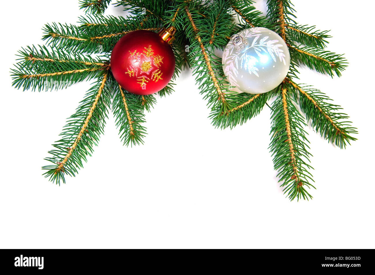 Le palle di Natale in abete del ramo su sfondo bianco Foto stock - Alamy