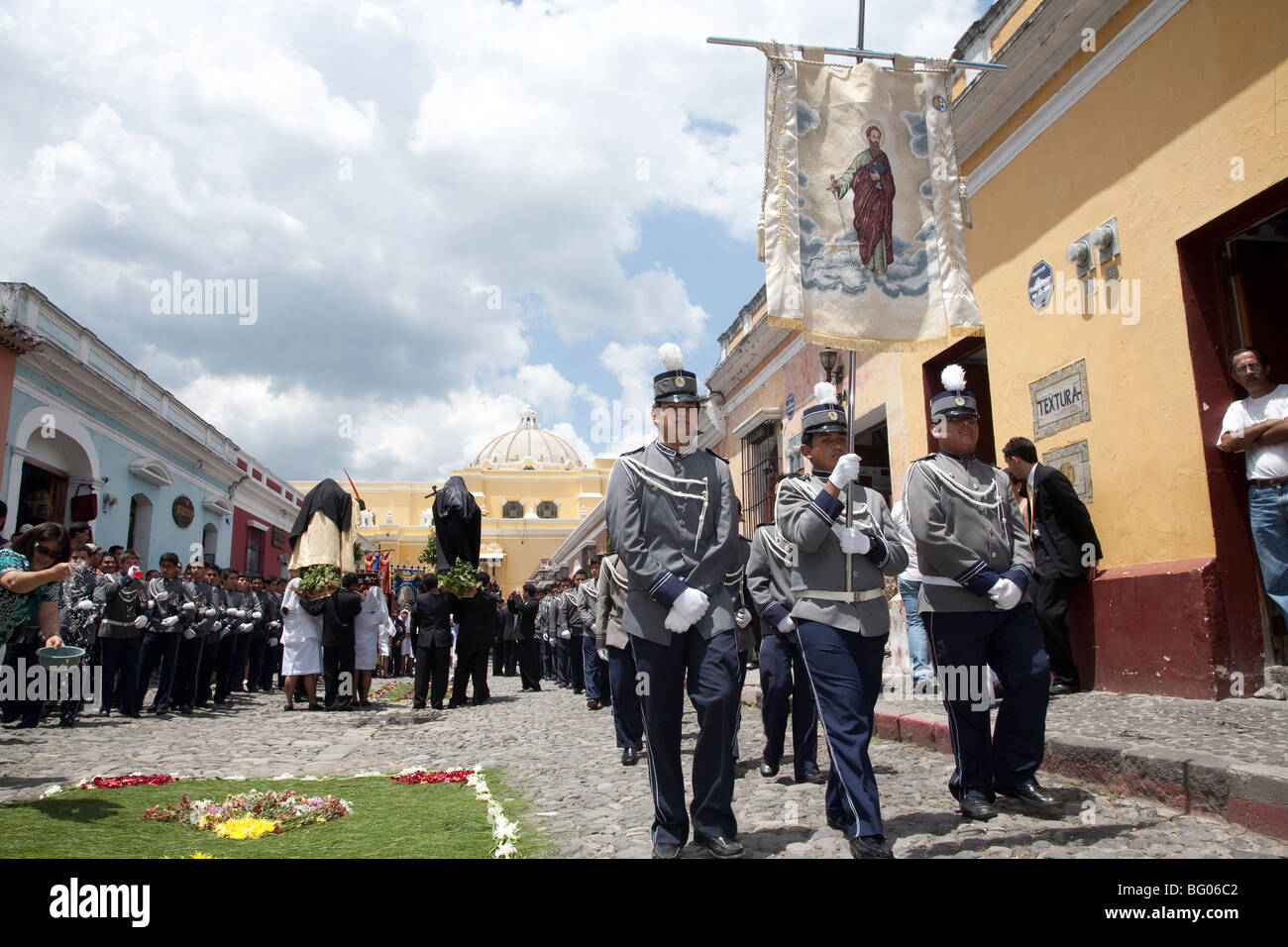 Processione in onore della Vergine Maria durante la Semana Santa in Antigua Guatemala. Foto Stock