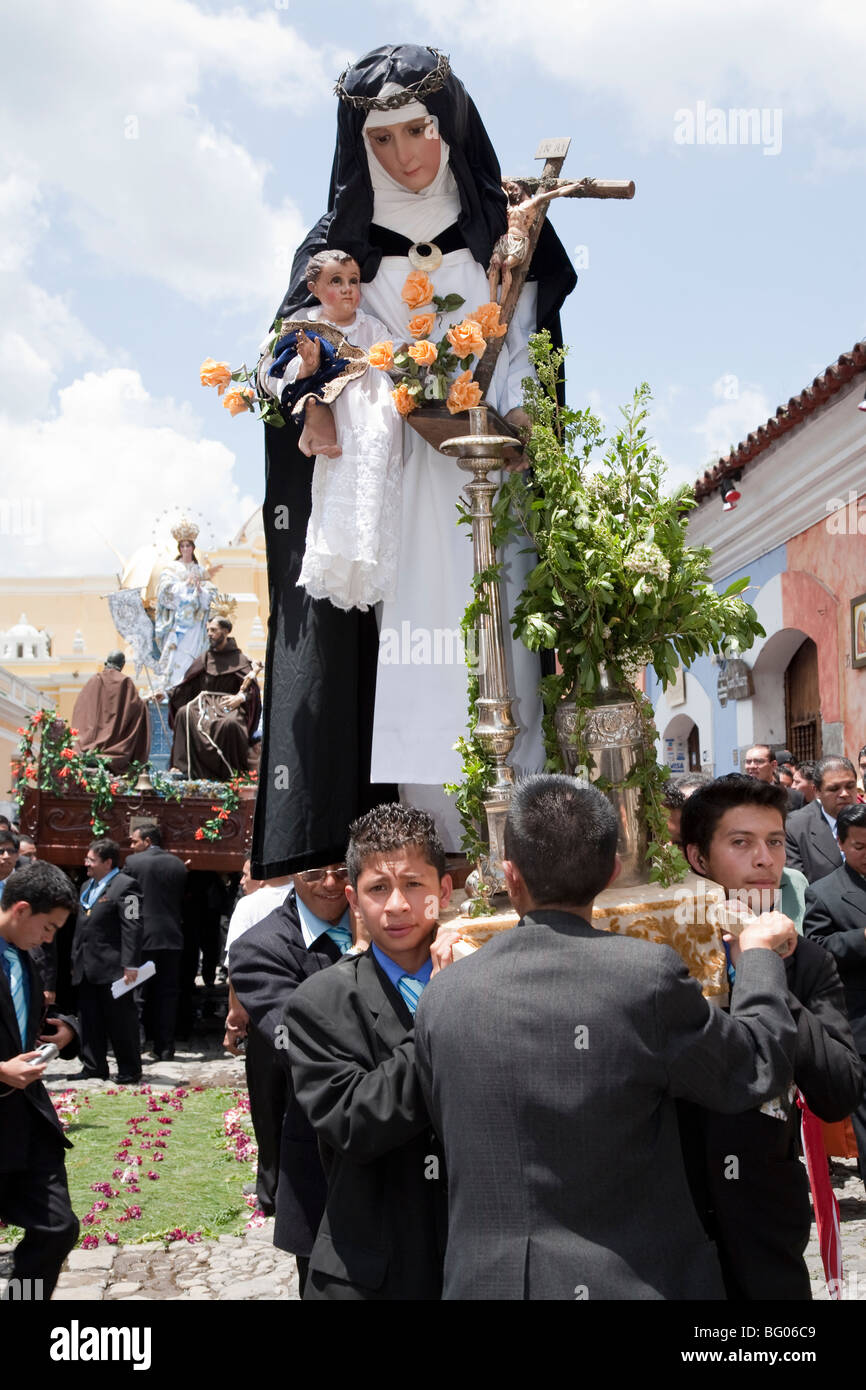 Processione in onore della Vergine Maria durante la Semana Santa in Antigua Guatemala. Foto Stock