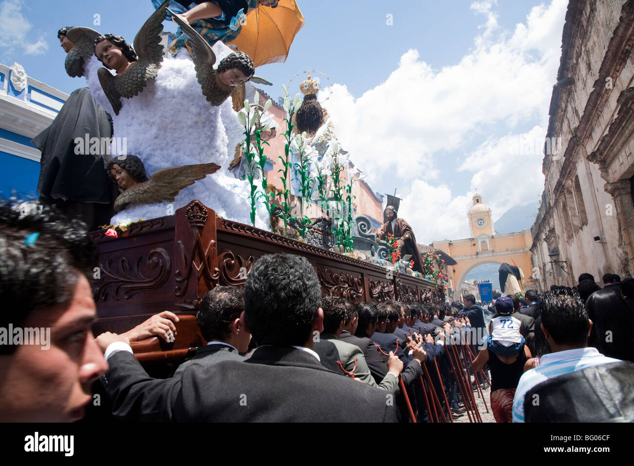 Processione in onore della Vergine Maria durante la Semana Santa in Antigua Guatemala. Cucuruchos che porta il galleggiante sulle loro spalle. Foto Stock