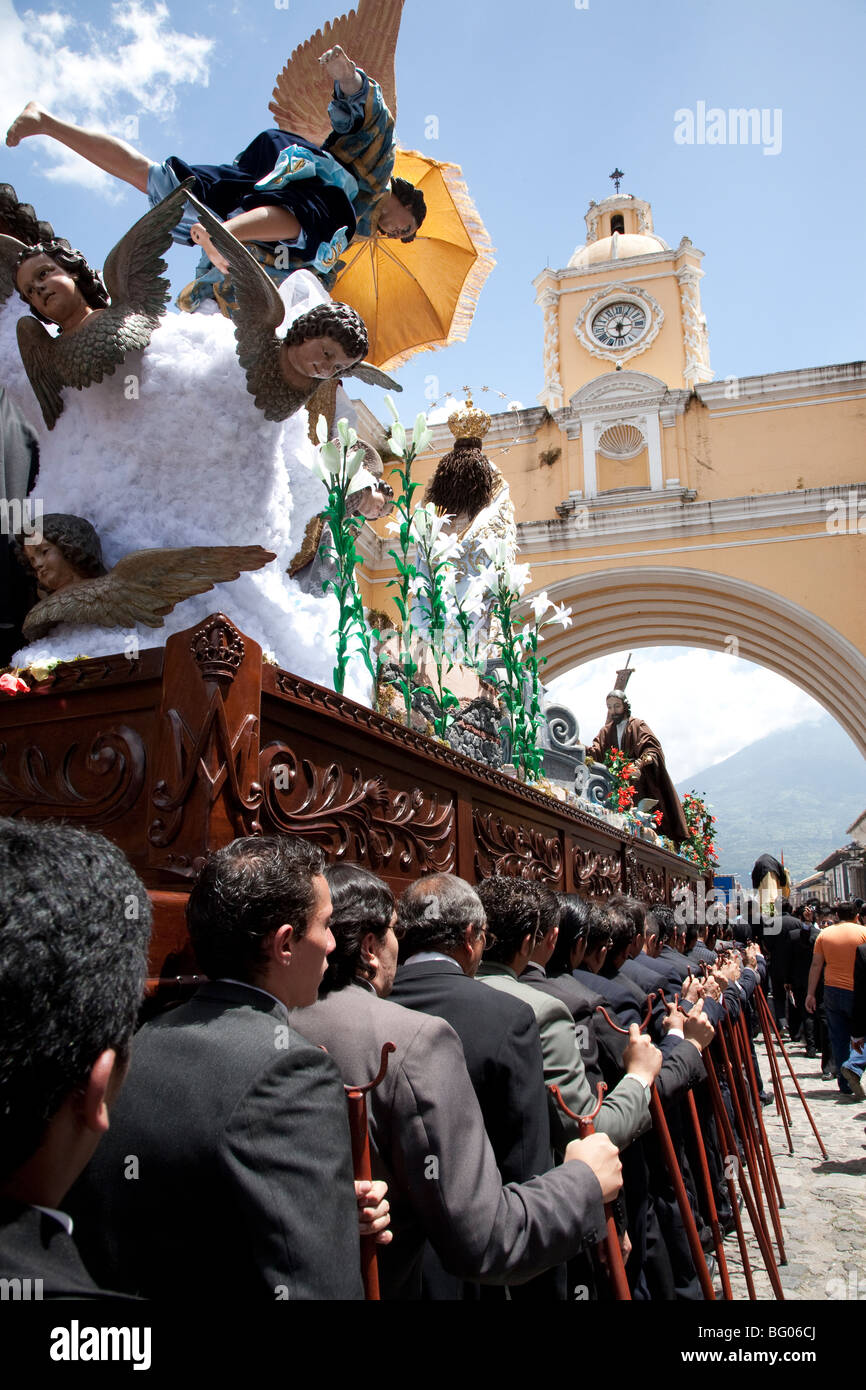 Processione in onore della Vergine Maria durante la Semana Santa in Antigua Guatemala. Cucuruchos che porta il galleggiante sulle loro spalle. Foto Stock