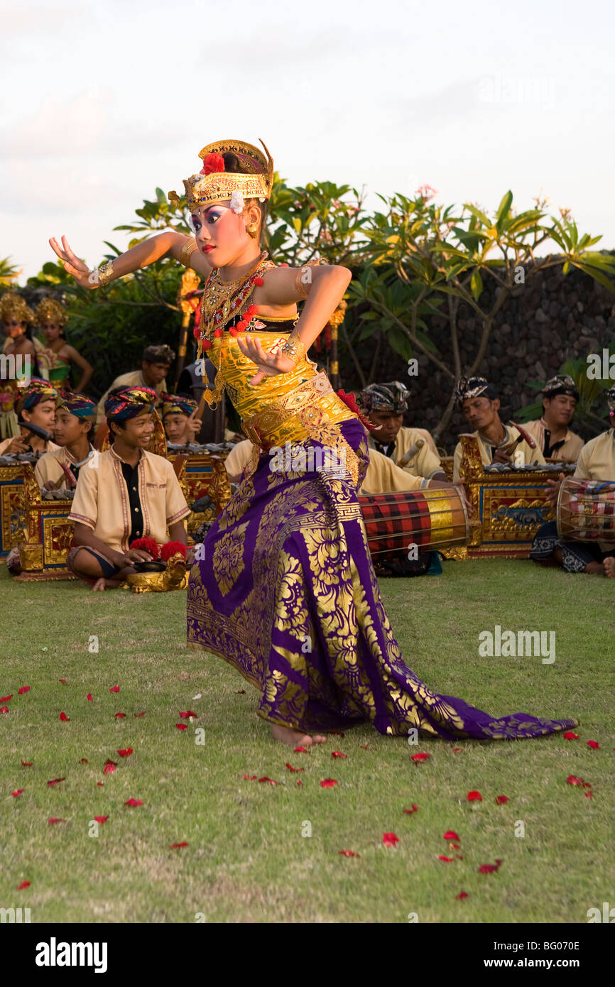 Il tradizionale design Balinese ballerine alla cerimonia di nozze Foto Stock