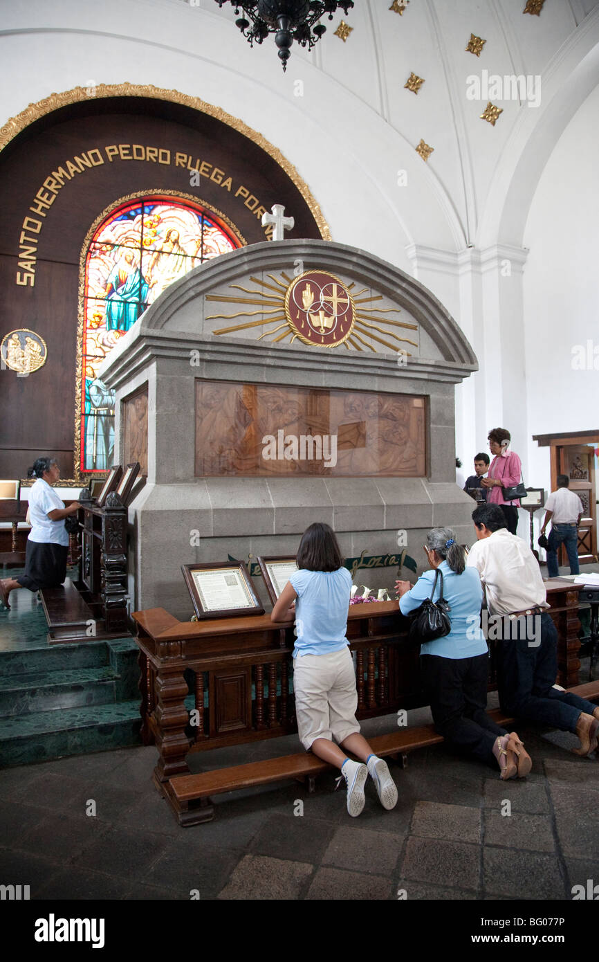 Tomba di San Hermano Pedro nel Convento e chiesa di San Francisco in Antigua Guatemala. Foto Stock