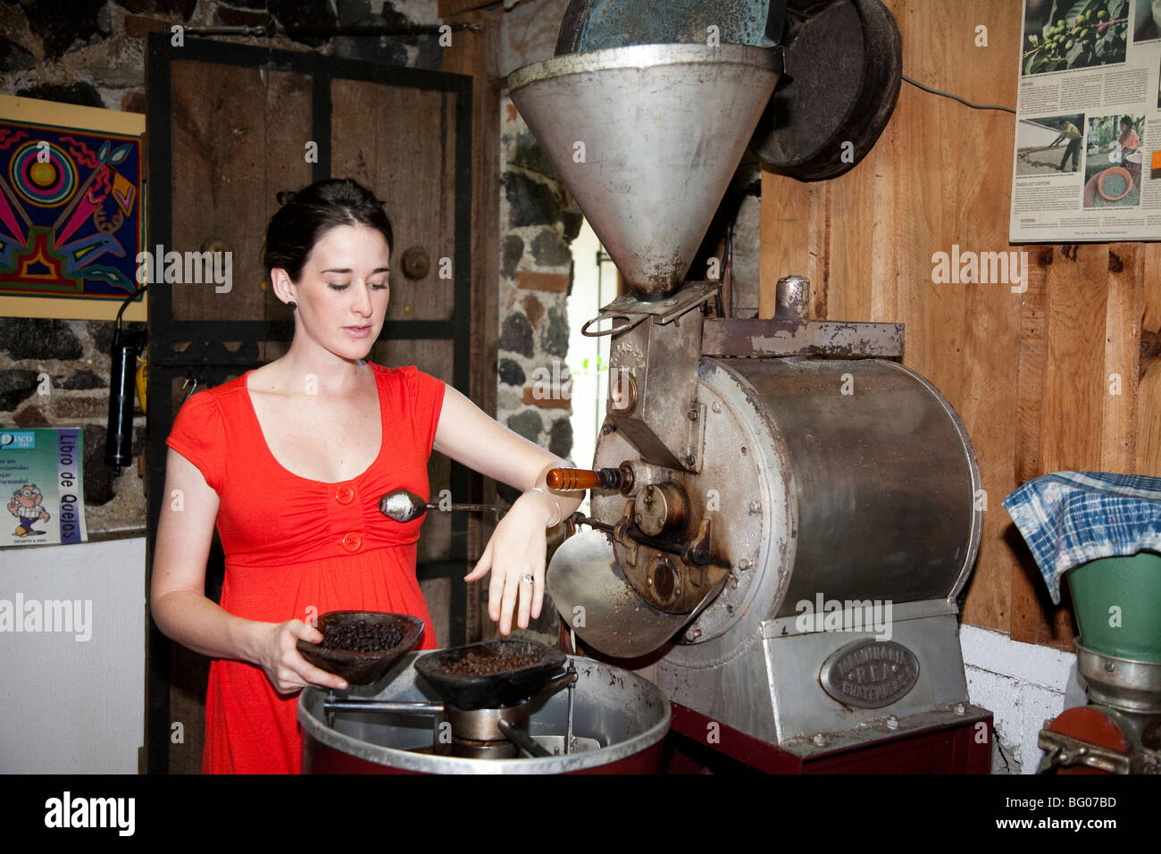 Grazia Keilt dimostra l'uso del tostatore per la sua azienda di caffè Finca Los Nietos vicino a Antigua Guatemala. Foto Stock
