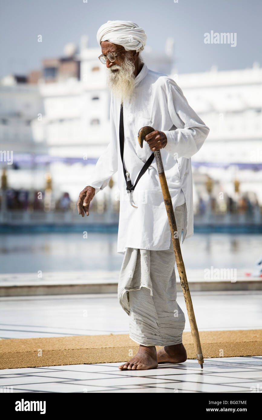 La religione sikh pellegrino nel Tempio d'oro, Amritsar e India. Foto Stock