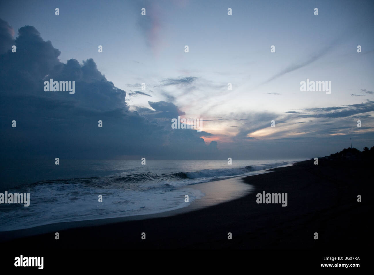 Tramonto sull'Oceano Pacifico a Monterrico. Monterrico Riserva Naturale, Reserva Natural de usos multipli. Foto Stock