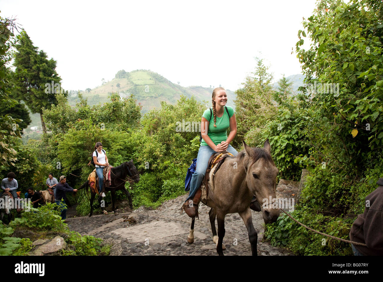 Trekking ed equitazione verso il vulcano Pacaya picco. Volcan Pacaya Parco Nazionale. Foto Stock