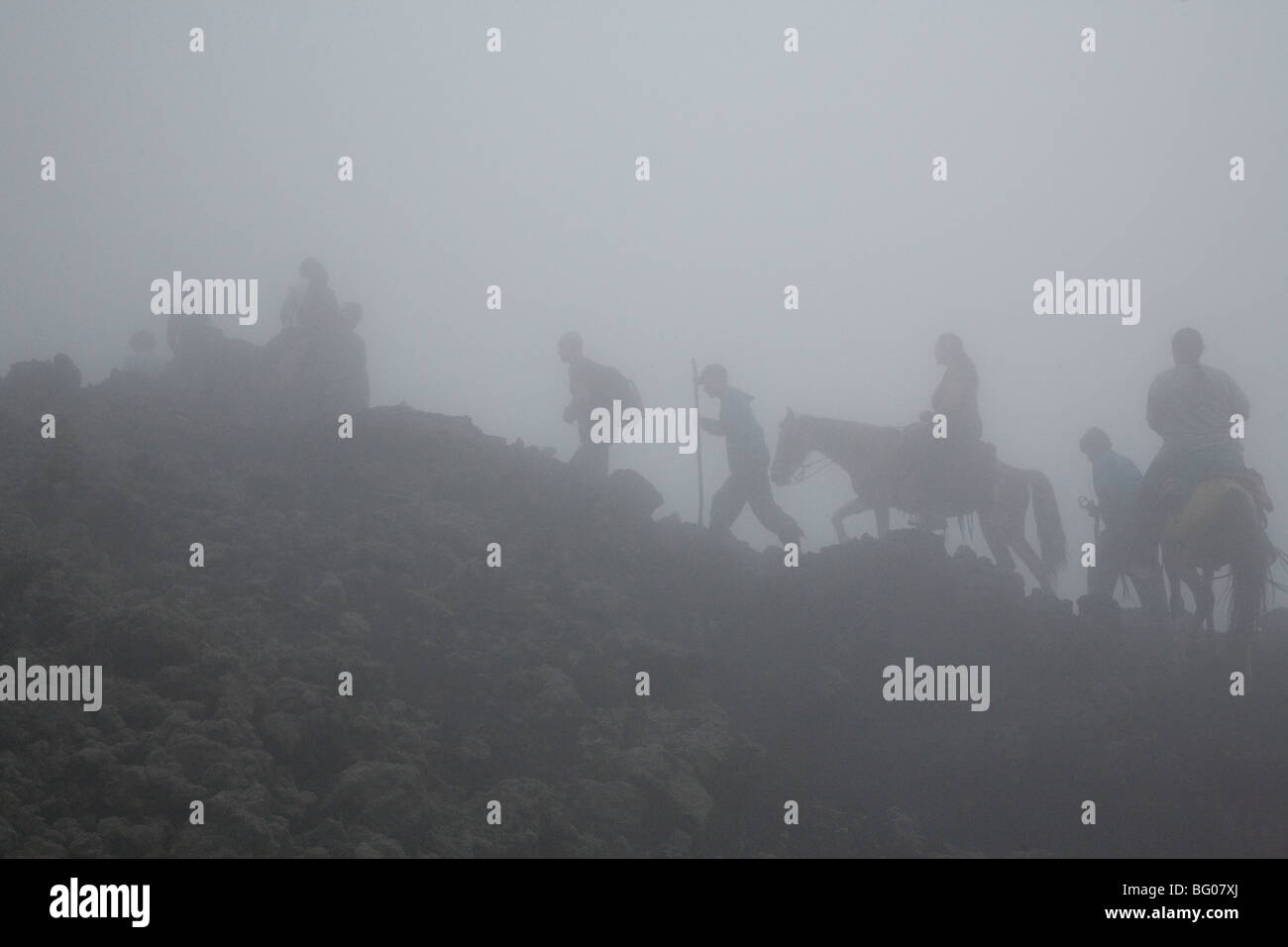 Trekking ed equitazione verso il vulcano Pacaya picco nella fitta nebbia (scarsa visibilità). Volcan Pacaya Parco Nazionale. Foto Stock