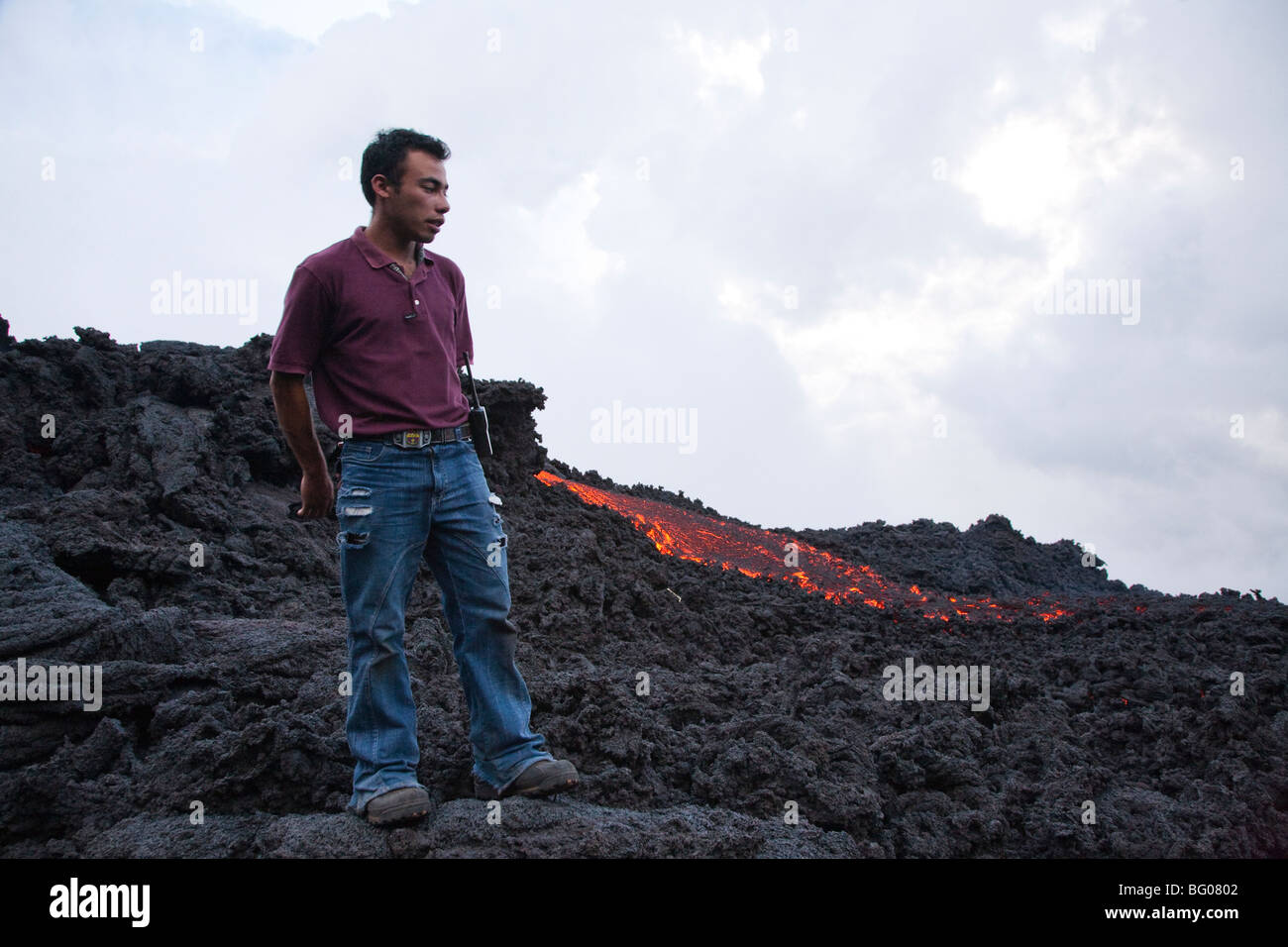 Flusso di lava e guida turistica verso il vulcano Pacaya picco. Volcan Pacaya Parco Nazionale. Foto Stock