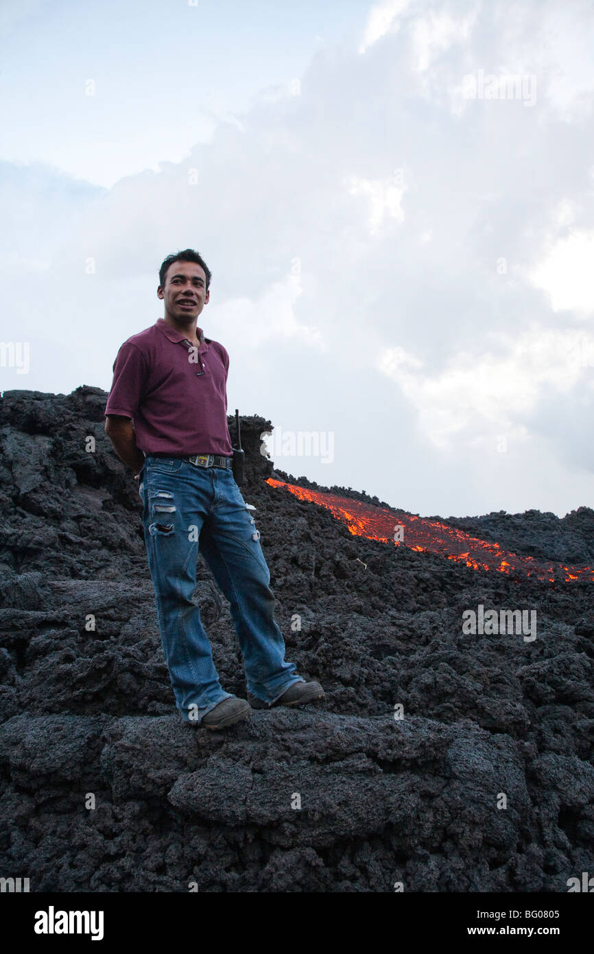 Flusso di lava e guida turistica verso il vulcano Pacaya picco. Volcan Pacaya Parco Nazionale. Foto Stock