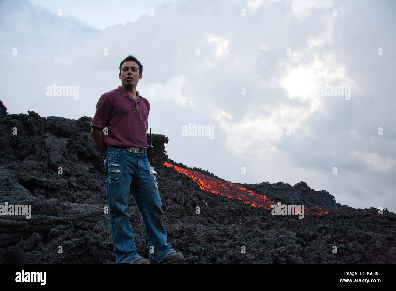 Flusso di lava e guida turistica verso il vulcano Pacaya picco. Volcan Pacaya Parco Nazionale. Foto Stock