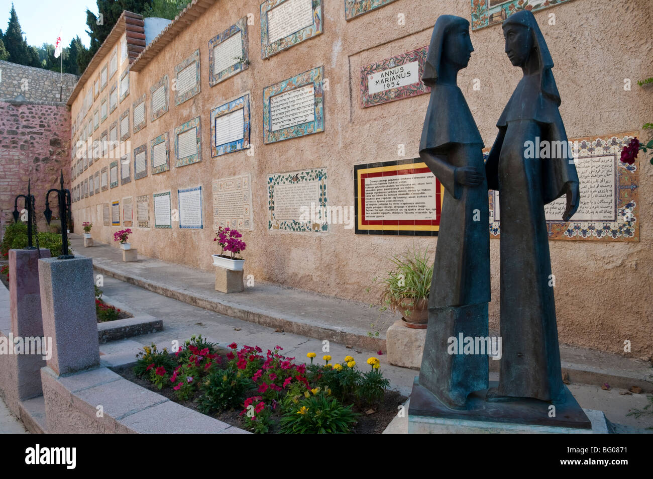 Il cortile della Visitazione francescana chiesa di Ein Karem, Gerusalemme Foto Stock