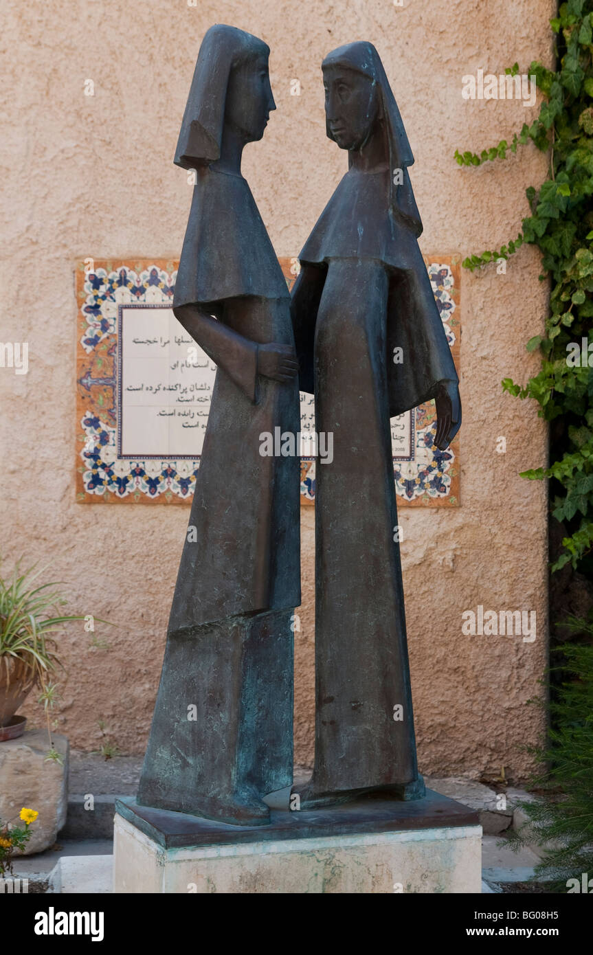 Statua della Visitazione in courtyardof francescano della Visitazione chiesa di Ein Karem, Gerusalemme Foto Stock