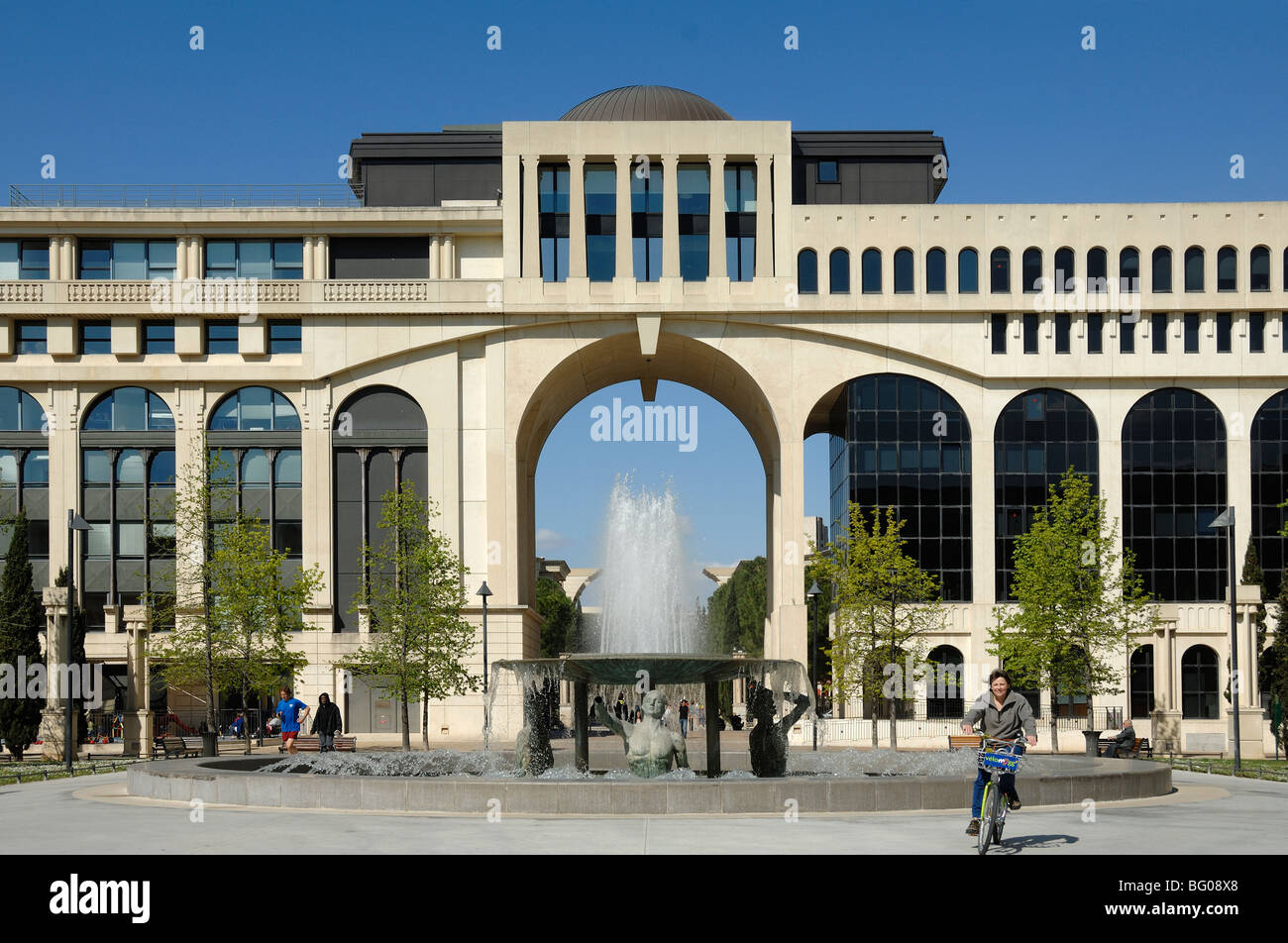 Centro commerciale Antigone o Mall, Fontana e ciclista, architettura post-moderna di Ricardo Bofill, Antigone, Montpellier, Herault, Francia Foto Stock