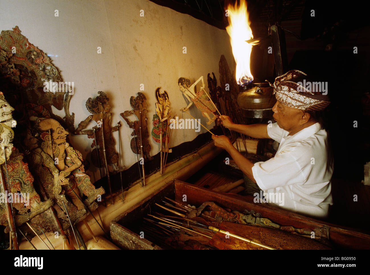 Dalang o burattinaio a Wayang Kulit (Shadow Puppet Play) di Bali, Indonesia, sud-est asiatico Foto Stock