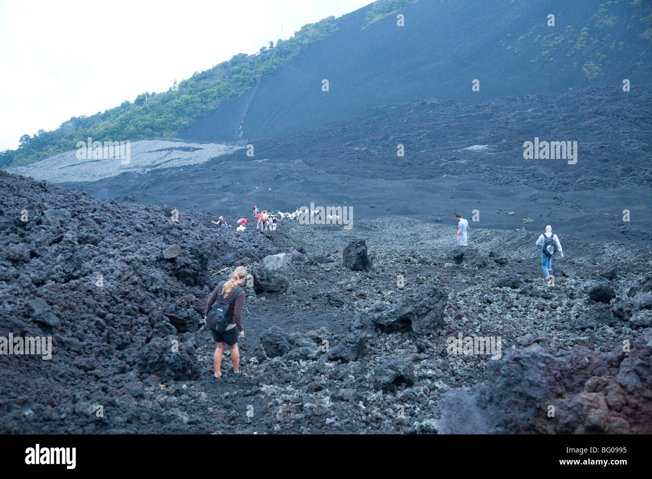 Giù di scrambling il ghiaione dal vulcano Pacaya picco. Volcan Pacaya Parco Nazionale. Foto Stock