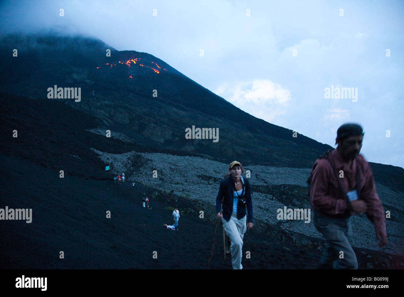 Flusso di lava e di turisti verso il vulcano Pacaya picco. Volcan Pacaya Parco Nazionale. Foto Stock