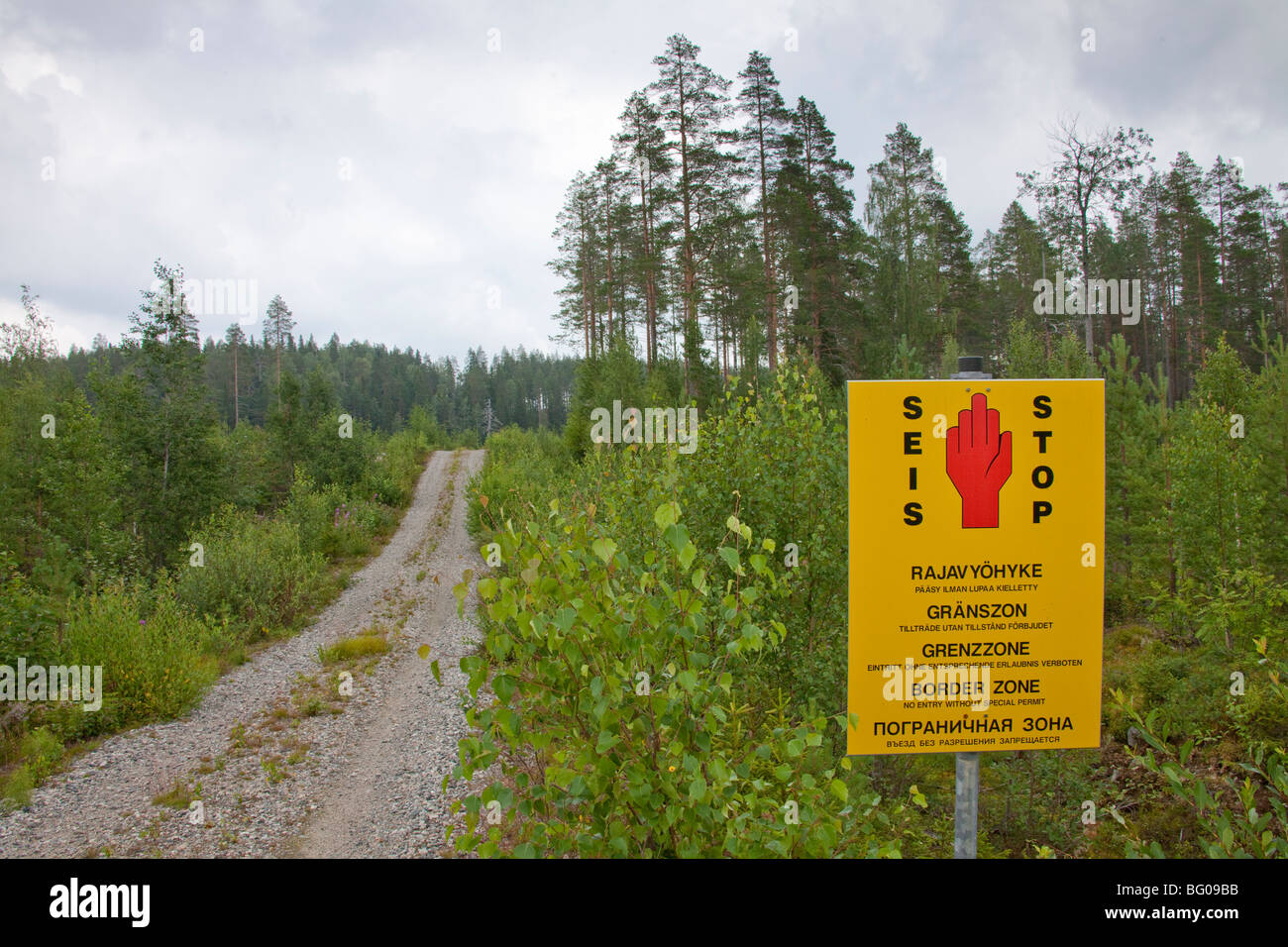 Segno di confine tra i confini della Finlandia e Russia in Carelia. Foto Stock