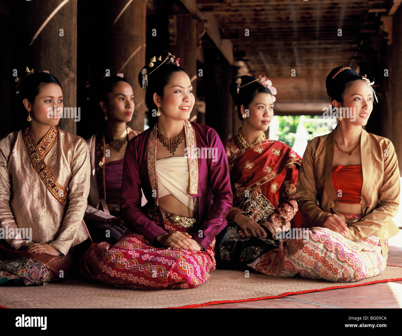 Le ragazze che indossano costumi birmano, Myanmar (Birmania), Asia Foto Stock