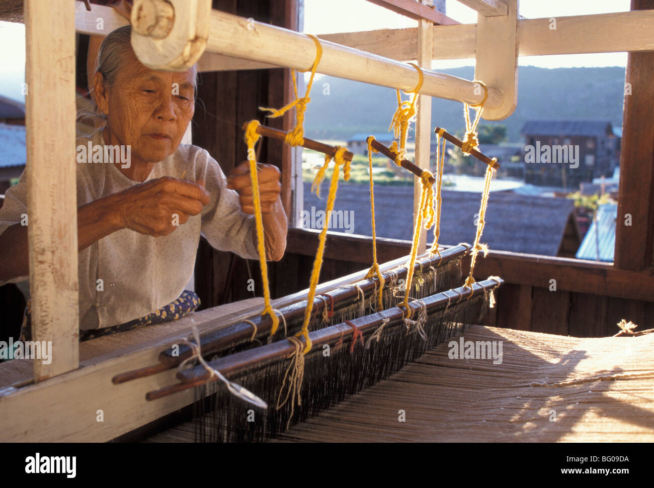 Tessitore con il suo telaio, Lago Inle, Stato Shan, Myanmar (Birmania), Asia Foto Stock