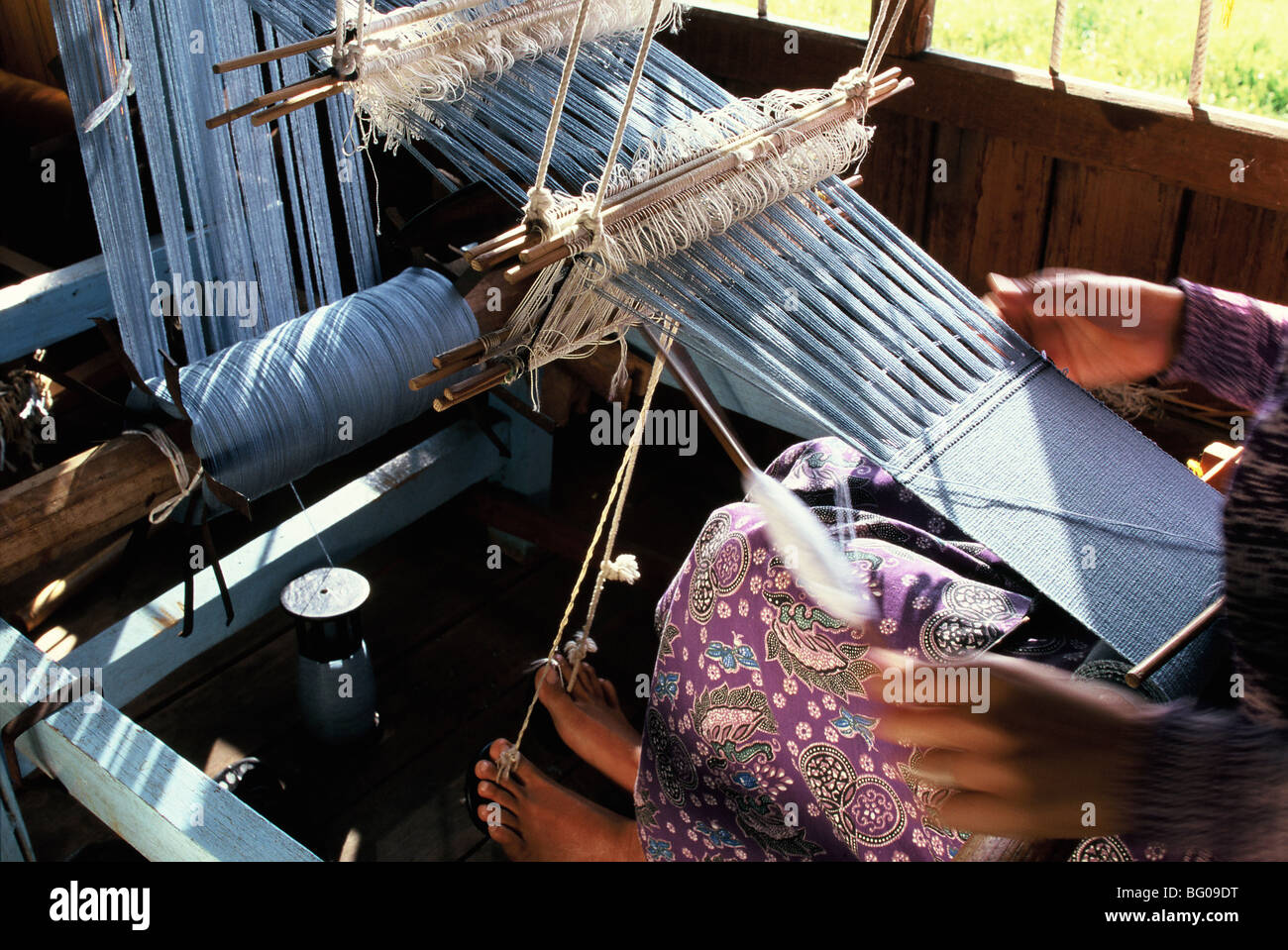 Tessitura di tessuti di cotone su una tradizionale multiple-cablaggio telaio telaio, Lago Inle, Stato Shan, Myanmar (Birmania), Asia Foto Stock