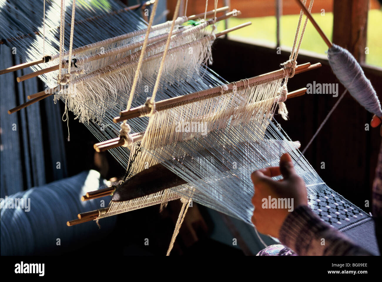 Tessitura di tessuti di cotone su una tradizionale multiple-cablaggio telaio telaio, Lago Inle, Stato Shan, Myanmar (Birmania), Asia Foto Stock