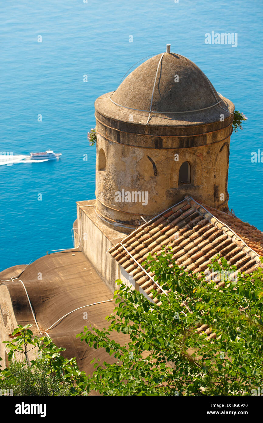 I campanili di Nostra Signora della chiesa Anunciation visto dalla villa Ravello, Amalfi, Italia Foto Stock