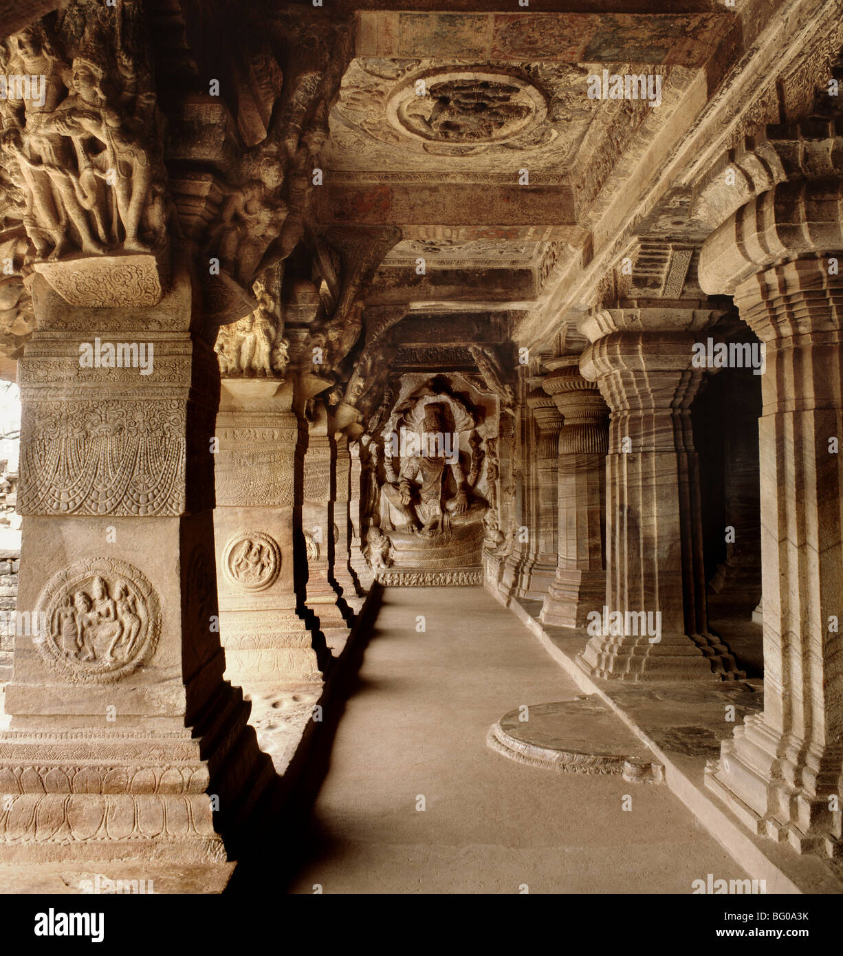 Cave 4 in grotta Badami templi, con rilievi di Jain Tirthankaras, Badami, India, Asia Foto Stock