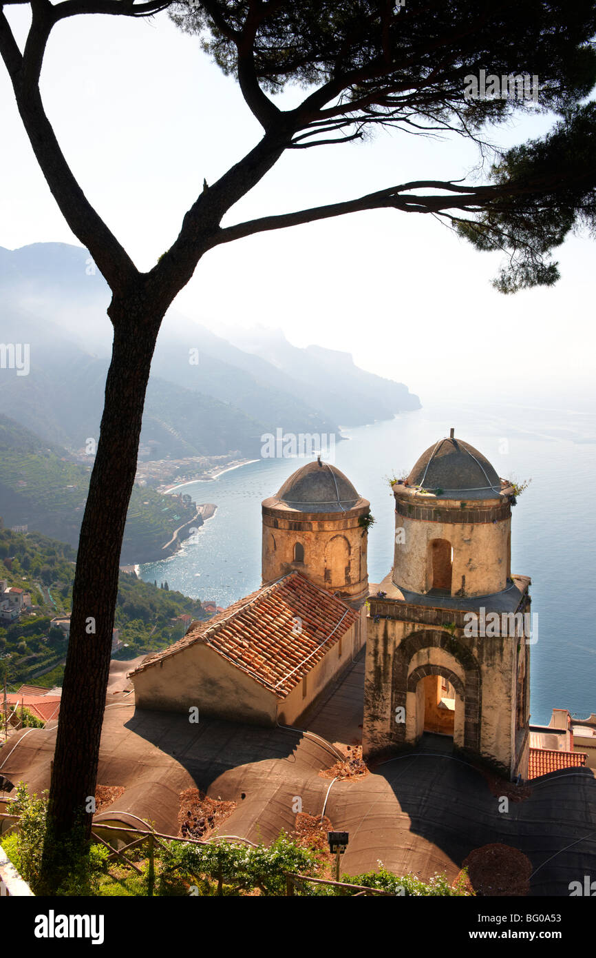 I campanili di Nostra Signora della chiesa Anunciation visto dalla villa Ravello, Amalfi, Italia Foto Stock