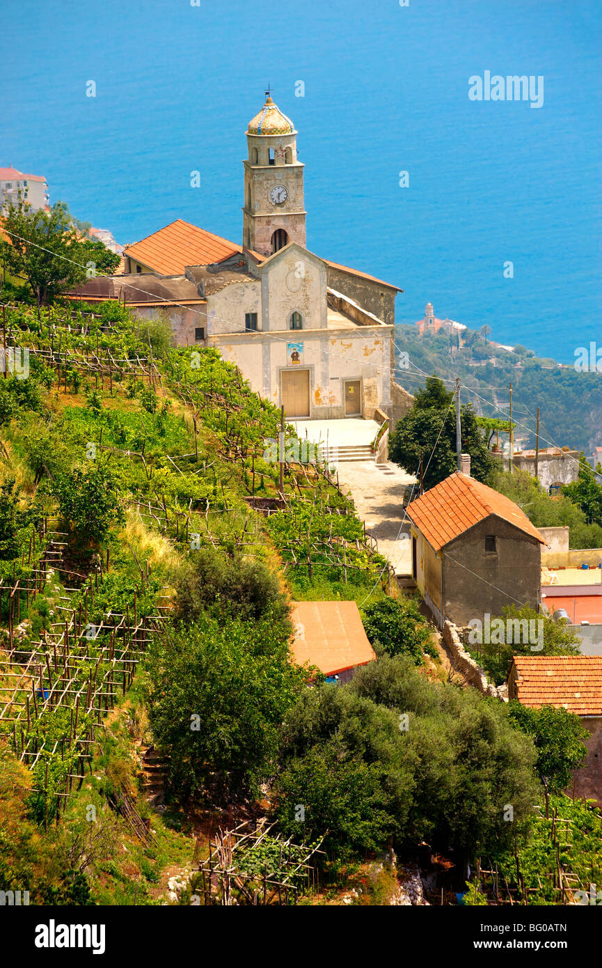 Cappelle sul lato della collina della Costiera Amalfitana vicino Amalfi, Italia Foto Stock