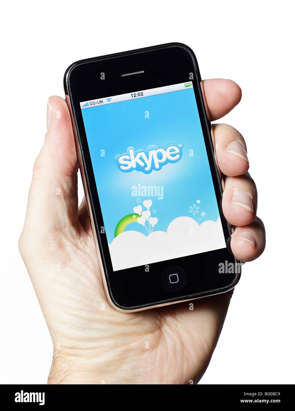 Maschio lato tiene iPhone mostra cellulare smartphone applicazione Skype smart phone Foto Stock
