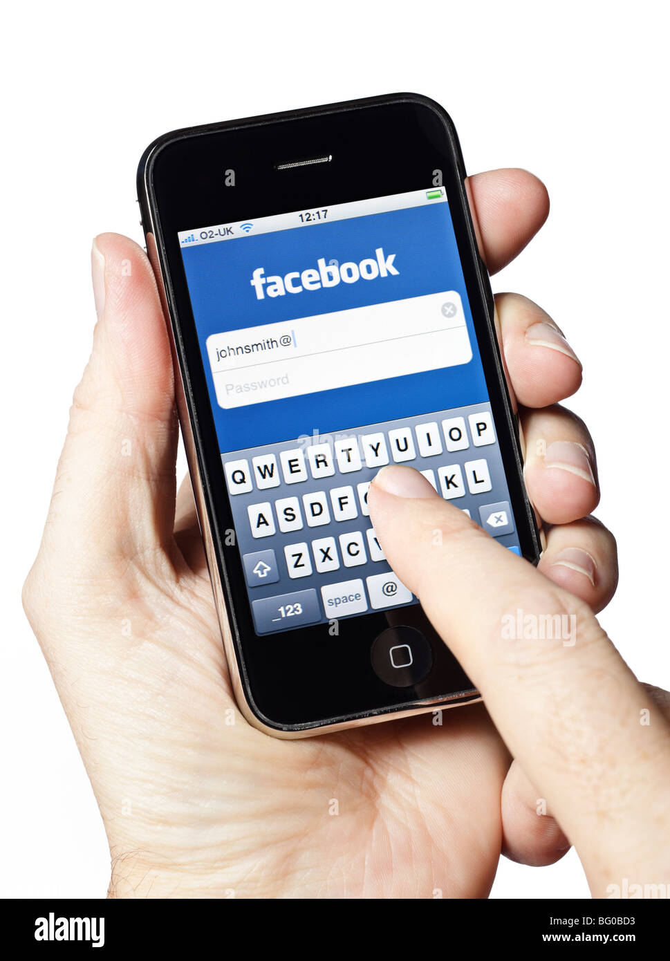Facebook app - Maschio mano azienda smartphone iPhone smart phone telefono mobile utilizzando Facebook Foto Stock