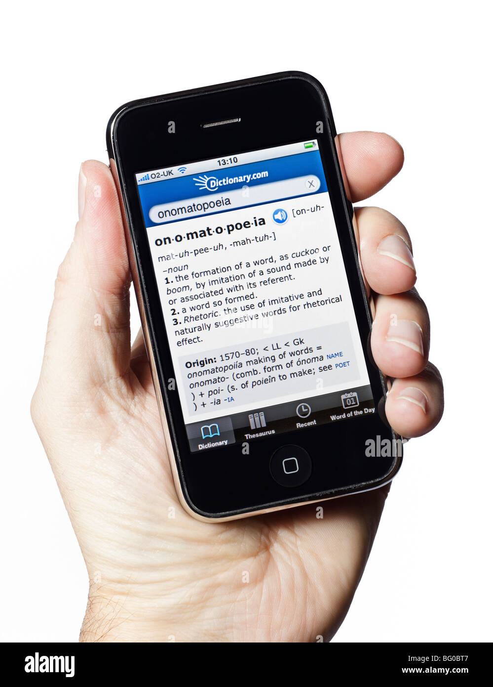 Maschio lato tiene iPhone mostra online applicazione Dizionario Foto Stock