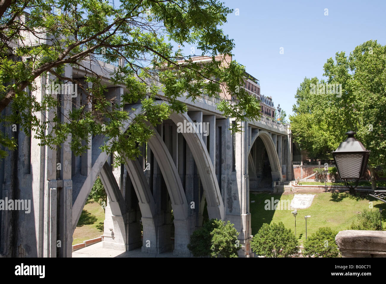 Ponte ferroviario in una città, Viaducto de Segovia, Madrid, Spagna Foto Stock