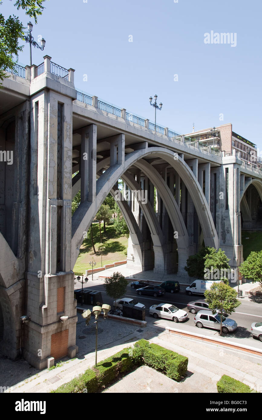 Veicoli che si muovono sotto il ponte della ferrovia, Viaducto de Segovia, Madrid, Spagna Foto Stock